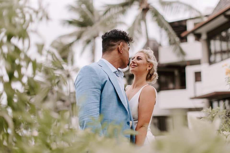 RugbyTON_'s tweet photo. Congratulations Lopeti Timani @lopeti21 &amp; Goldy Timani on your beautiful wedding in Fiji. Wishing you two all the best in 2019 &amp; beyond. Happy New Year. Photos by Goldy Timani @top14rugby @staderochelais @RugbyRochelais @pacificwelfare https://t.co/vDsU2dOmp7