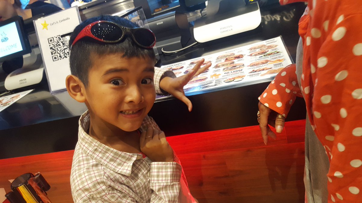 OunPichPhoto's tweet photo. Getting some food at Carl's Jnr in Phnom Penh. SUPER HUNGRY #OUNPICH #carlsjnr https://t.co/IksdDJHNo5