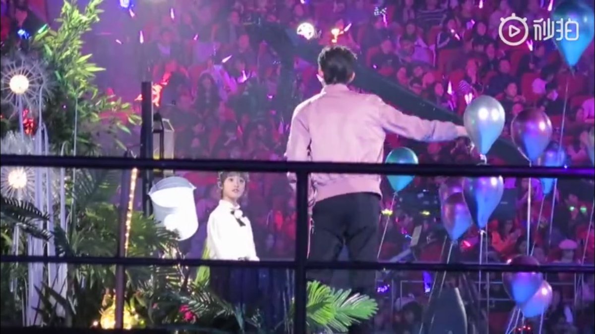 (3) A video from a fan I just screenshot it and btw, this was right before they are about to perform Dd was conversing with Yy while pointing something at the crowd  what are you two talking about huh? Hmmmm 