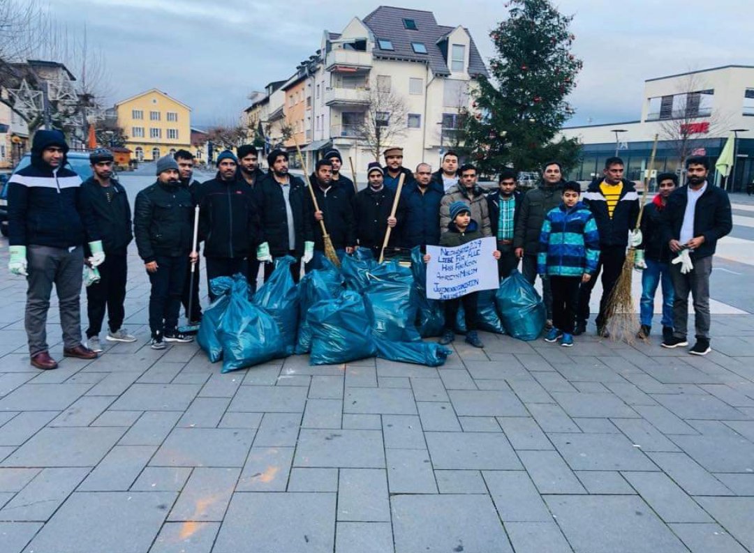 MainzAhmadiyya's tweet photo. Mit Freude konnten #MuslimefürFrieden #MuslimefürDeutschland zum ersten Mal den #Neujahrsputz in #Ingelheim #RLP durchführen. #WirsindalleDeutschland

#Neujahrsputz2019
#MuslimeStarten2019 https://t.co/bYknVNdYG5