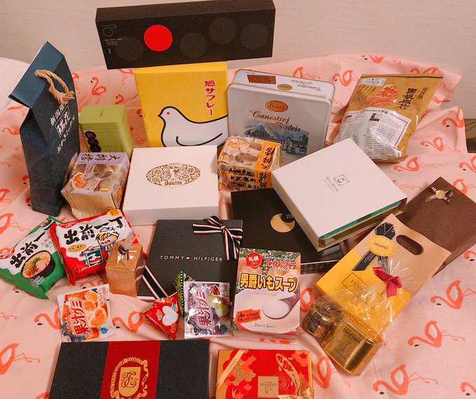 いつもながらイベントの時、本と差し入れどうもありがとうございます。身に余るほど貰ってて感謝と申し訳ないの気持ちが混在してます。今回はカナダの指揮官さんからもお土産たくさん貰ってました、嬉しいです!沢山食べて頑張ります。 