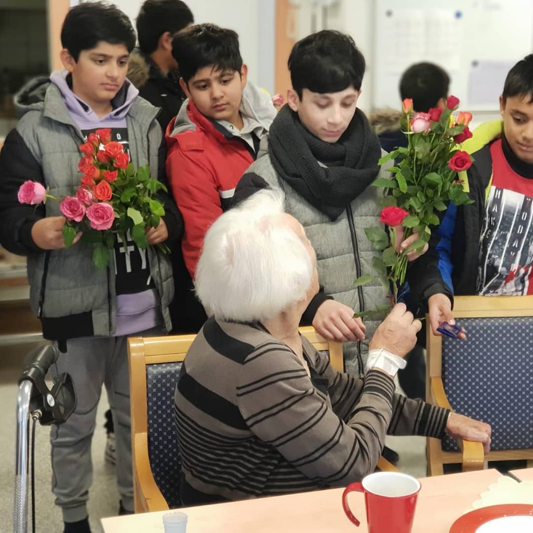 iahmad1402's tweet photo. Wie starten Muslime ins neue Jahr? Mit Gebeten und dem #Neujahrsputz!

Rund 6.500 junge Muslime befreien die Straßen vom Silvesterabfall der vergangenen Nacht.

Ausserdem verteilen muslimische Kinder Rosen in Seniorenheime. 

#MuslimeStarten2019
 #FreiburgimBreisgau #Freiburg https://t.co/lemsUBI80X
