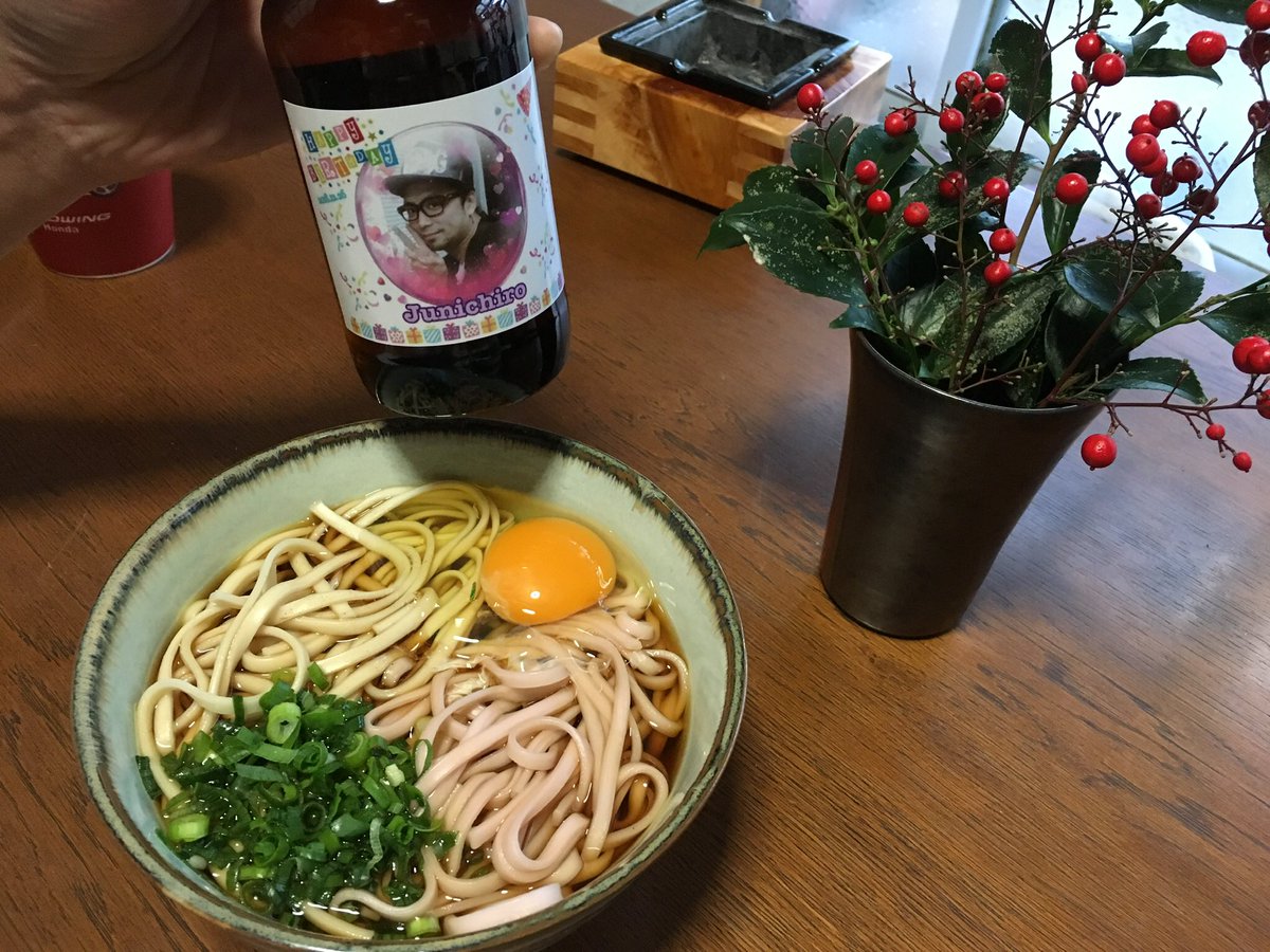 misaki_takigawa's tweet photo. 気付けばもうこんな時間に…(年跨いで2回目)
明けましておめでとうございます。
本年もどうぞ宜しくお願い申し上げます。
2019年1月1日
tocape
瀧川みさき
五十嵐広二
紅白饂飩にお裾分け戴いた淳一郎ビールを添えて新年のご挨拶を。
#tocape https://t.co/wfJkYEcSNf