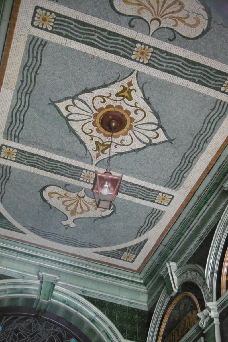5thLackey's tweet photo. #TilesOnTuesday #Wigan originally #SchoolofMining founded 1857 then #TechnicalCollege 1901-3 by #BriggsandWolstenholme then #TownHall  Tiles in porch with tesserae ceiling. Architects combining Edwardian style with practical hard wearing materials. Listed Grade II https://t.co/Y56kG3kmlS