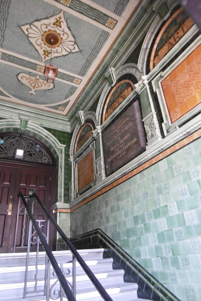 5thLackey's tweet photo. #TilesOnTuesday #Wigan originally #SchoolofMining founded 1857 then #TechnicalCollege 1901-3 by #BriggsandWolstenholme then #TownHall  Tiles in porch with tesserae ceiling. Architects combining Edwardian style with practical hard wearing materials. Listed Grade II https://t.co/Y56kG3kmlS