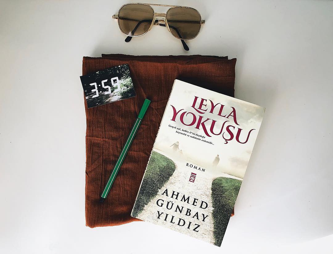 Bambaşka dünyalara ait insanların kesişen kaderleri…

Elliyi aşkın eseriyle Türk edebiyatının en üretken yazarları arasında yer alan Ahmed Günbay Yıldız, Leyla Yokuşu’nda farklı dünyalara ait insanların aşkın peşinde kesişen yollarının zorluklarını anlatıyor...