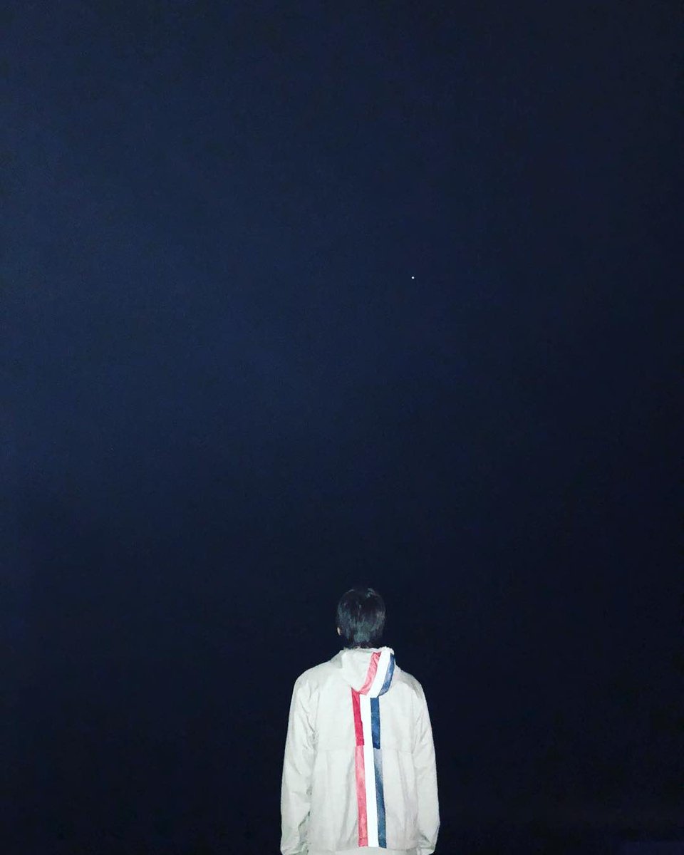 kai_sentence's tweet photo. 그애가 내게 다가와 손을 잡고 눈을 들여다보았던 걸 기억한다.
사랑의 기원에 그것이 있다.
그것만이 ���부인지도 모른다.
(장혜령, <사랑의 잔상들> 중 '끝과 시작') https://t.co/dRM9YKvoo9