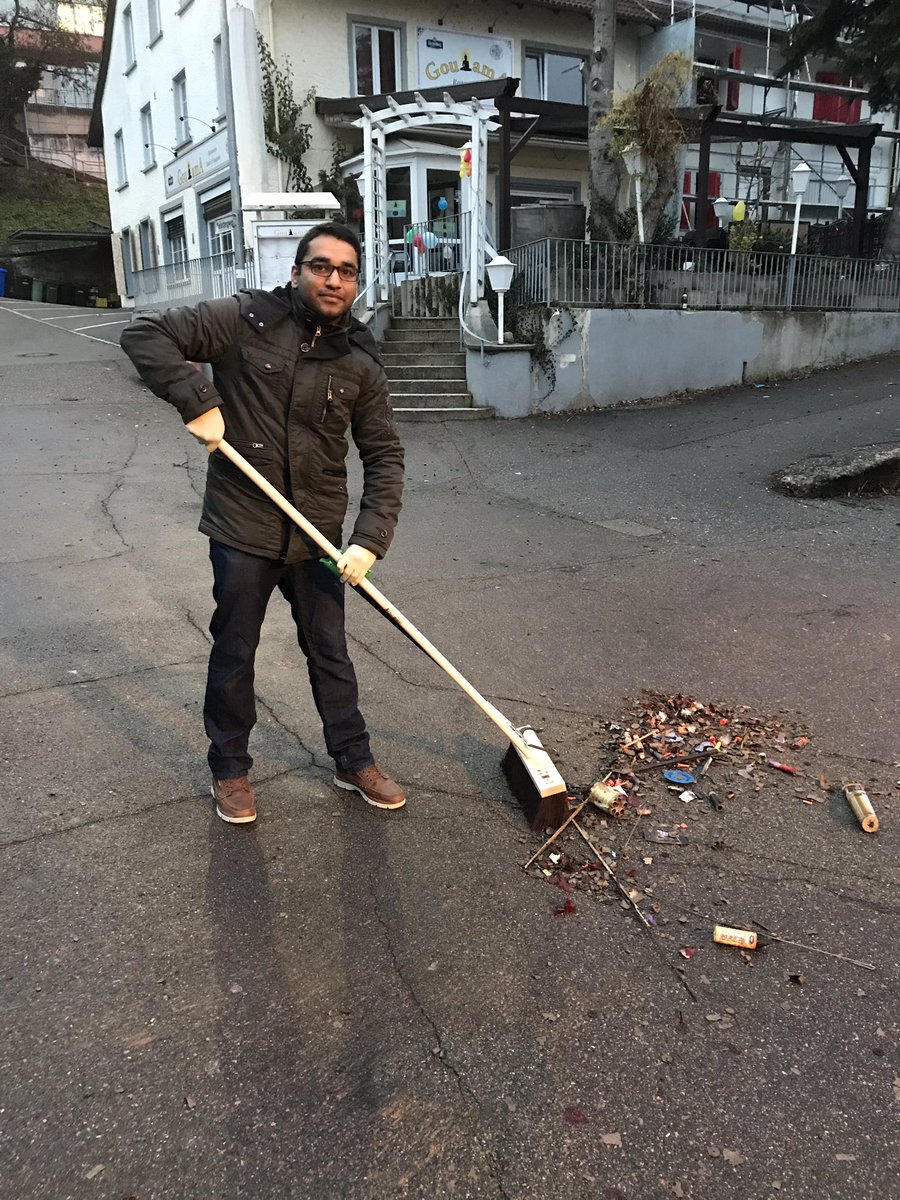 AMJ_Waldshut's tweet photo. Jihad auf deutschen Straßen - Khuddam und Atfal der Majlis Waldshut unterwegs in Waldshut-Tiengen und Blumberg um die Straßen vom Sylvestermüll zu befreien.
#MuslimeStarten2019 #Neujahrsputz #AhmadiyyaJugend @KhuddamDE @AhmadiyyaJugend @MKAwsued @SWRAktuellBW https://t.co/OY2tMIYPdO