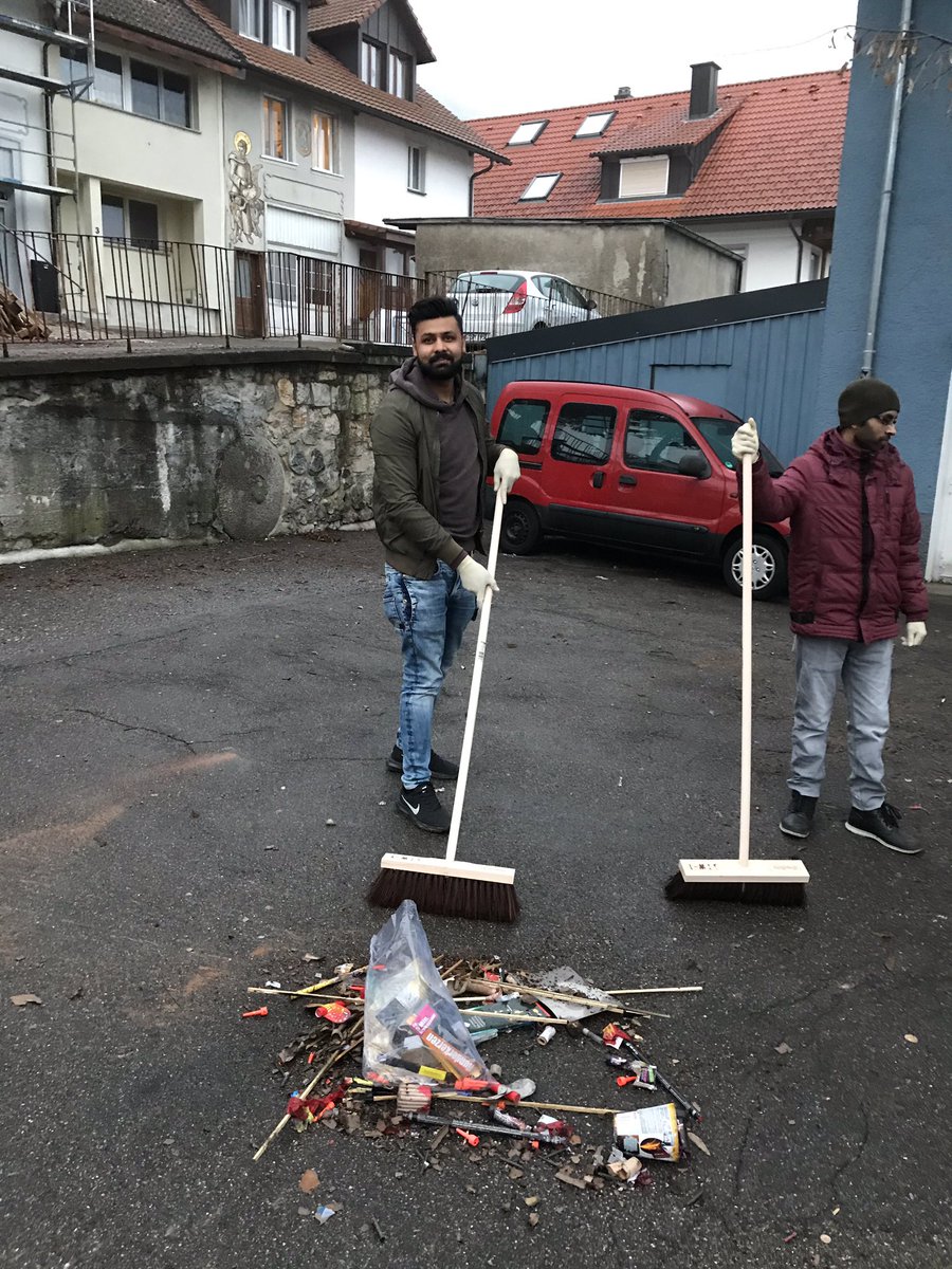 AMJ_Waldshut's tweet photo. Jihad auf deutschen Straßen - Khuddam und Atfal der Majlis Waldshut unterwegs in Waldshut-Tiengen und Blumberg um die Straßen vom Sylvestermüll zu befreien.
#MuslimeStarten2019 #Neujahrsputz #AhmadiyyaJugend @KhuddamDE @AhmadiyyaJugend @MKAwsued @SWRAktuellBW https://t.co/OY2tMIYPdO