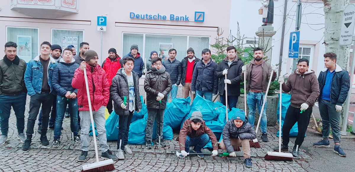 AMJ_Waldshut's tweet photo. Jihad auf deutschen Straßen - Khuddam und Atfal der Majlis Waldshut unterwegs in Waldshut-Tiengen und Blumberg um die Straßen vom Sylvestermüll zu befreien.
#MuslimeStarten2019 #Neujahrsputz #AhmadiyyaJugend @KhuddamDE @AhmadiyyaJugend @MKAwsued @SWRAktuellBW https://t.co/OY2tMIYPdO