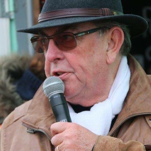 HarmJanvSchaik's tweet photo. Stil van overlijden van markante en zeer betrokken Harderwijker Bert Kaasschieter. Jaren de drijvende kracht achter Sinterklaasintocht en Oranjevereniging. De stad zal hem enorm missen. In gedachten bij familie en vrienden van ‘onze’ Bert. https://t.co/AytJpNegc5