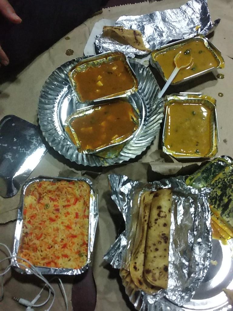 AvinashMatta5's tweet image. रेलवे का खाना इतना बेकार जो की बिलकुल ठंडा और खाने न टेस्ट जैसे कल से पैक किया हुआ हो। ये हे रेलवे के कर्मचारी जिन्होंने माना कि खाना बेकार है और हमे नहीं पता। जब इनके बॉस को कॉल करके बुलाया गया तो उन्होंने मोके पर आने से मना किया। @PiyushGoyal we r waiting for your revert.