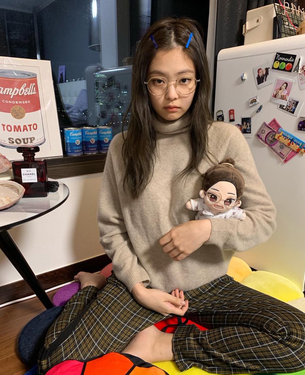 lovesickeu's tweet photo. Jennie lowkey showed us one of the gifts from hawaii but we didn't notice!! https://t.co/jgI2po6IMy