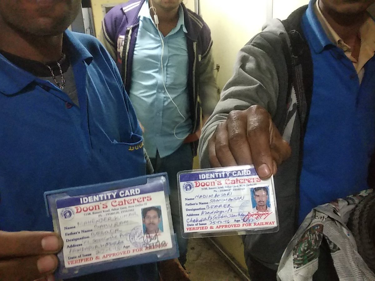 AvinashMatta5's tweet image. रेलवे का खाना इतना बेकार जो की बिलकुल ठंडा और खाने न टेस्ट जैसे कल से पैक किया हुआ हो। ये हे रेलवे के कर्मचारी जिन्होंने माना कि खाना बेकार है और हमे नहीं पता। जब इनके बॉस को कॉल करके बुलाया गया तो उन्होंने मोके पर आने से मना किया। @PiyushGoyal we r waiting for your revert.