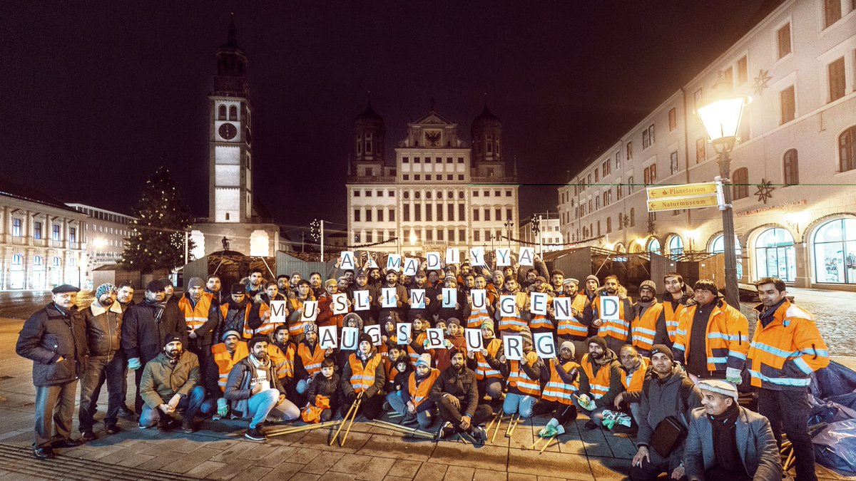 AhmadiyyaDE's tweet photo. Tausende Ahmadi Muslime setzen bundesweit mit #Neujahrsputz Zeichen für bürgerschaftliches Engagement und Menschlichkeit, wie hier heute morgen in Augsburg mit dem Vorsitzenden der @AhmadiyyaJugend. #MuslimeStarten2019 https://t.co/CBuEz8HCqO