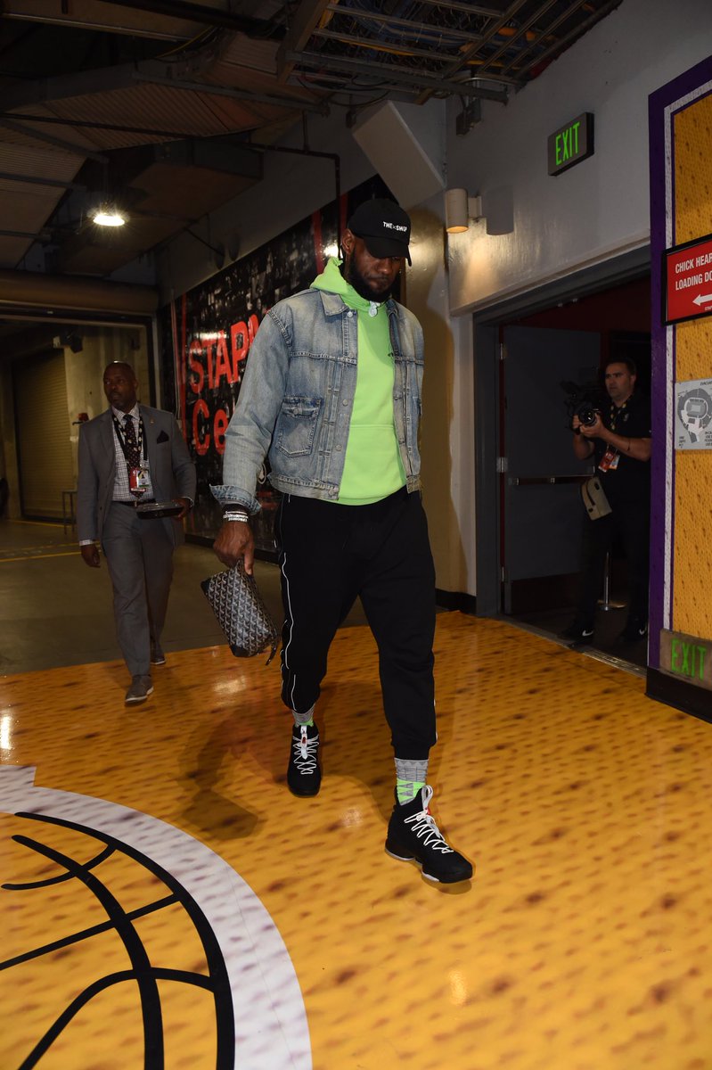 leaguefits's tweet image. Sweats tucked into socks is a major hooper wave 🌊.