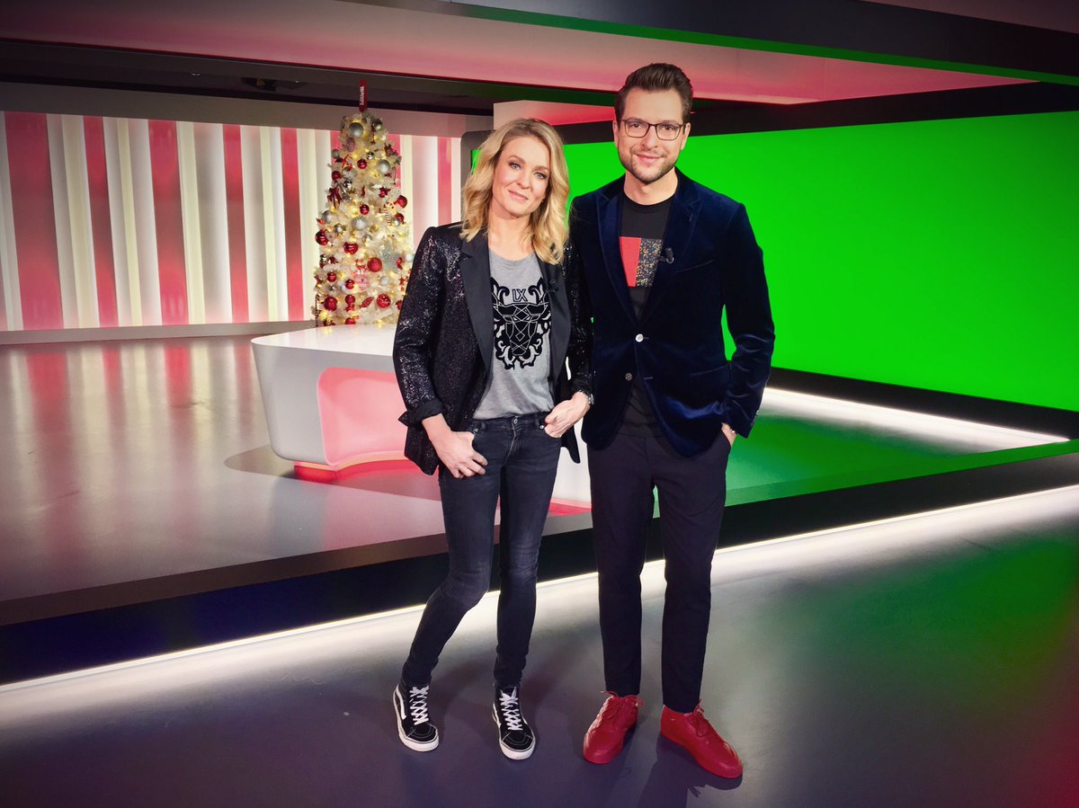 Gelukkig nieuwjaar! <a href="/margreetbeetsma/">Margreet Beetsma</a> en ik vieren dat met een prachtig <a href="/EditieNL/">editienl</a> #Jaaroverzicht. Om 18:15 op <a href="/RTL4/">RTL</a>! Kijk je mee? ✨ 🥳 #editienl #nieuwjaar #happynewyear #ootd #styling <a href="/Linda2dress/">Linda van Ekeren</a>