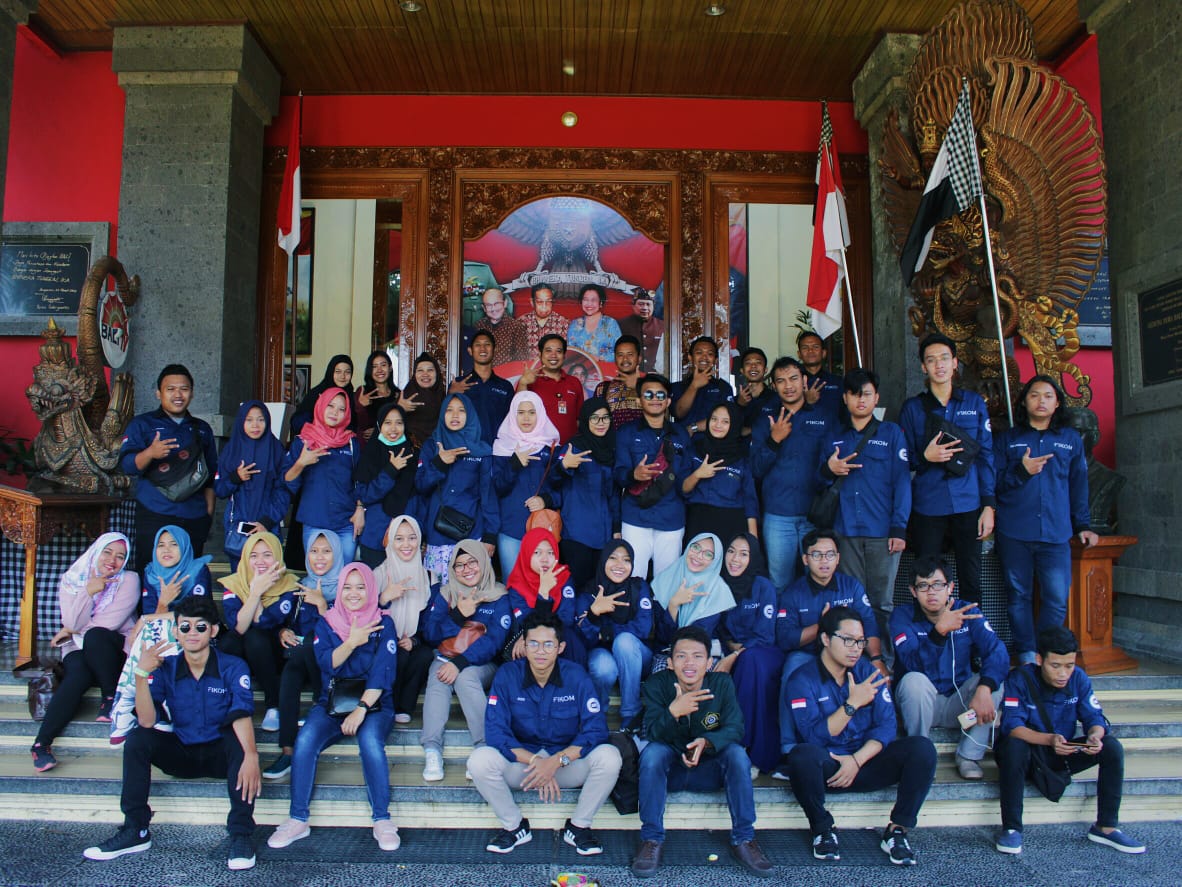 in_comm's tweet photo. Hi commers!
Tebak kita lagi ada dimana? Kalo jawaban kalian Bali Yaps benar sekali ini foto waktu kita sedang KKL dibali kemana aja? Bali Tv dan Dinas Pariwisata dong yang pastinya.
Our social media 
Ig:@incomm16 Fb:incomm
#CreativeGeneration #Ilkomunissula #DailyIncomm #Incomm https://t.co/Km9jBDgI4d