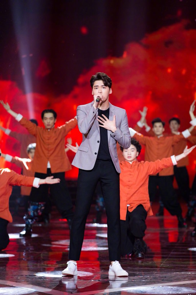 Shirlery1's tweet photo. #liyifeng #李易峰 20190101 登上2019元旦晚会献唱《男儿当自强》https://t.co/5SBx0lS9W0 https://t.co/cjmgzJBi2F