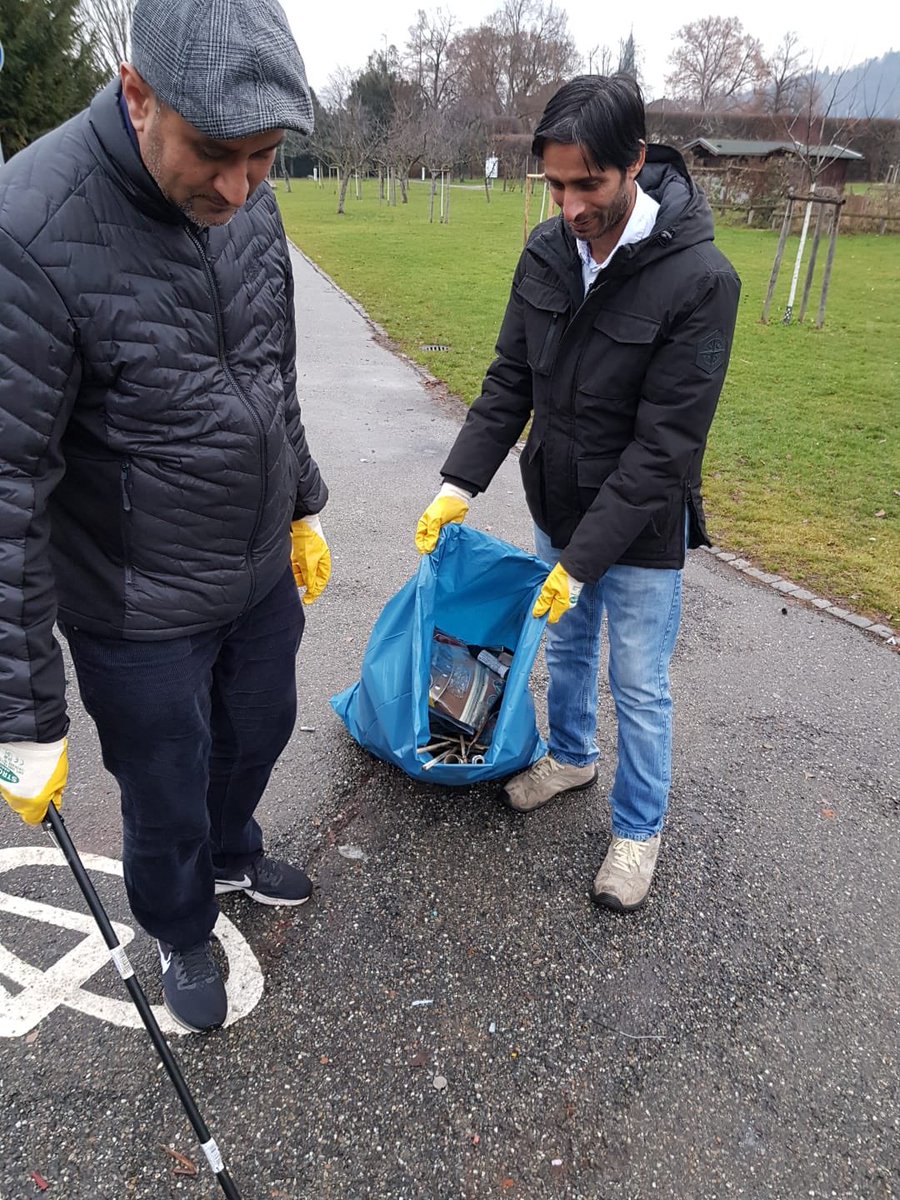 AhmadiyyaR's tweet photo. Der Islam gebietet Gerechtigkeit und uneigennützig Gutes zu tun (Der Heilige Koran 16:91). Aus diesem Grundsatz heraus befreien junge Muslime am Neujahrsmorgen die Straßen vom Silvesterabfall.
#MuslimeStarten2019 #Neujahrsputz @KhuddamDE @RTF1 @AhmadiyyaDE  @AhmadiyyaJugend https://t.co/P7FdU81lrW