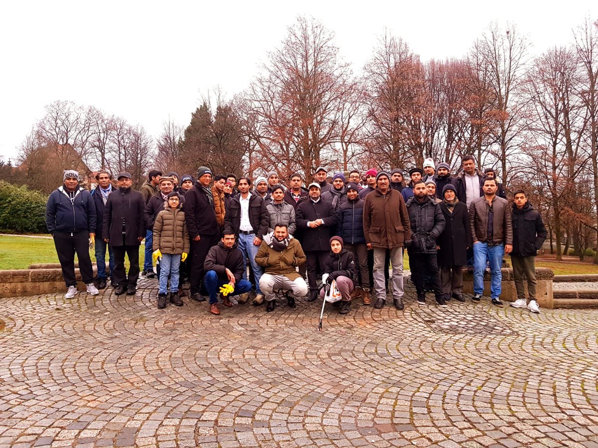 AhmadiyyaR's tweet photo. Der Islam gebietet Gerechtigkeit und uneigennützig Gutes zu tun (Der Heilige Koran 16:91). Aus diesem Grundsatz heraus befreien junge Muslime am Neujahrsmorgen die Straßen vom Silvesterabfall.
#MuslimeStarten2019 #Neujahrsputz @KhuddamDE @RTF1 @AhmadiyyaDE  @AhmadiyyaJugend https://t.co/P7FdU81lrW