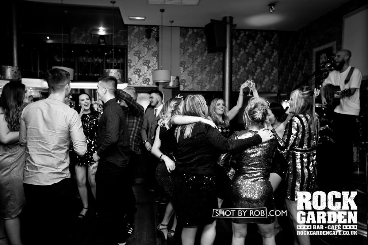 It was a great #NewYearsEve party in <a href="/rockgardentq/">Rock Garden Torquay</a> with <a href="/SamTannerMusic/">Sam Tanner</a> last night! 🥂🎉

#livemusic #Torquay #shotbyrob