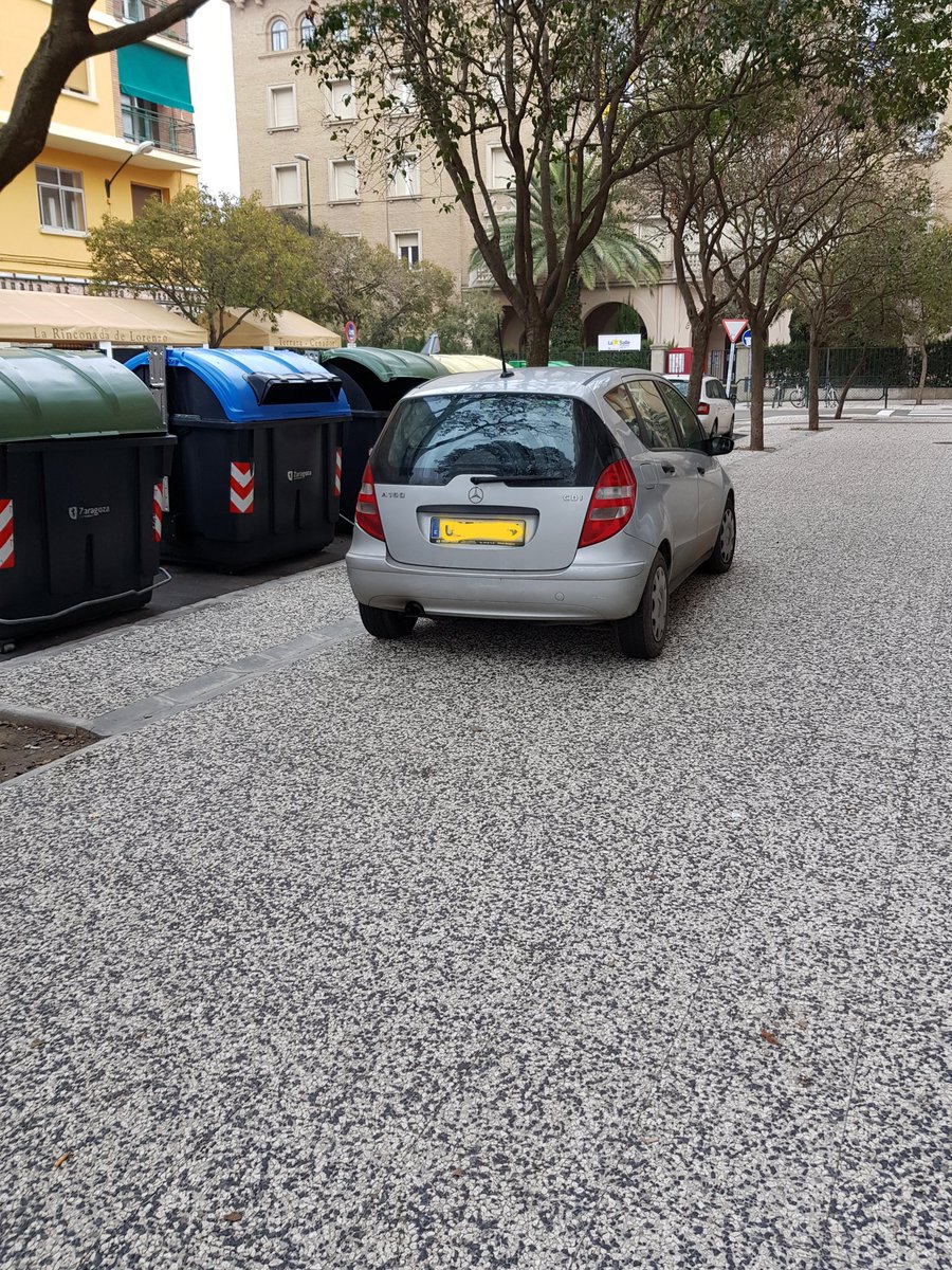 A lo mejor el problema no son los patines ni los coches sino el civismo y la educación. Feliz 2019 @zgzciudadana @EnjoyAragon @enjoyzaragoza