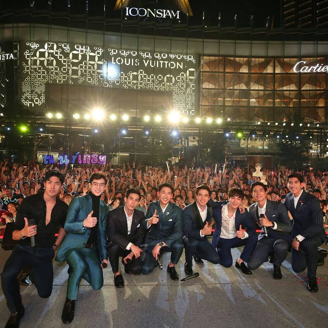 m0chiFilm's tweet photo. เป็นปีแรกที่ได้มาเคาท์ดาวน์กับดาราและศิลปินมากมายขนาดนี้ คือประทับใจอ่ะ ทั้งร้องทั้งเต้นสนุกมาก ดีใจนะที่เราได้มาเป็นส่วนหนึ่งของงานนี้😊 @film_tnp20 💕
Cr. ICONSIAM 
#filmthanapat #แฟนฟิล์ม #AmazingThailandCountdown2019 #IconicCountdownDestination https://t.co/6e7cp3fC4N
