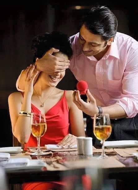 Романтический ужин с предложением руки и сердца. Как сделать предложение в ресторане. Необычное предложение руки и сердца. Мужчина дарит кольцо. Как сделать предложение в ресторане.