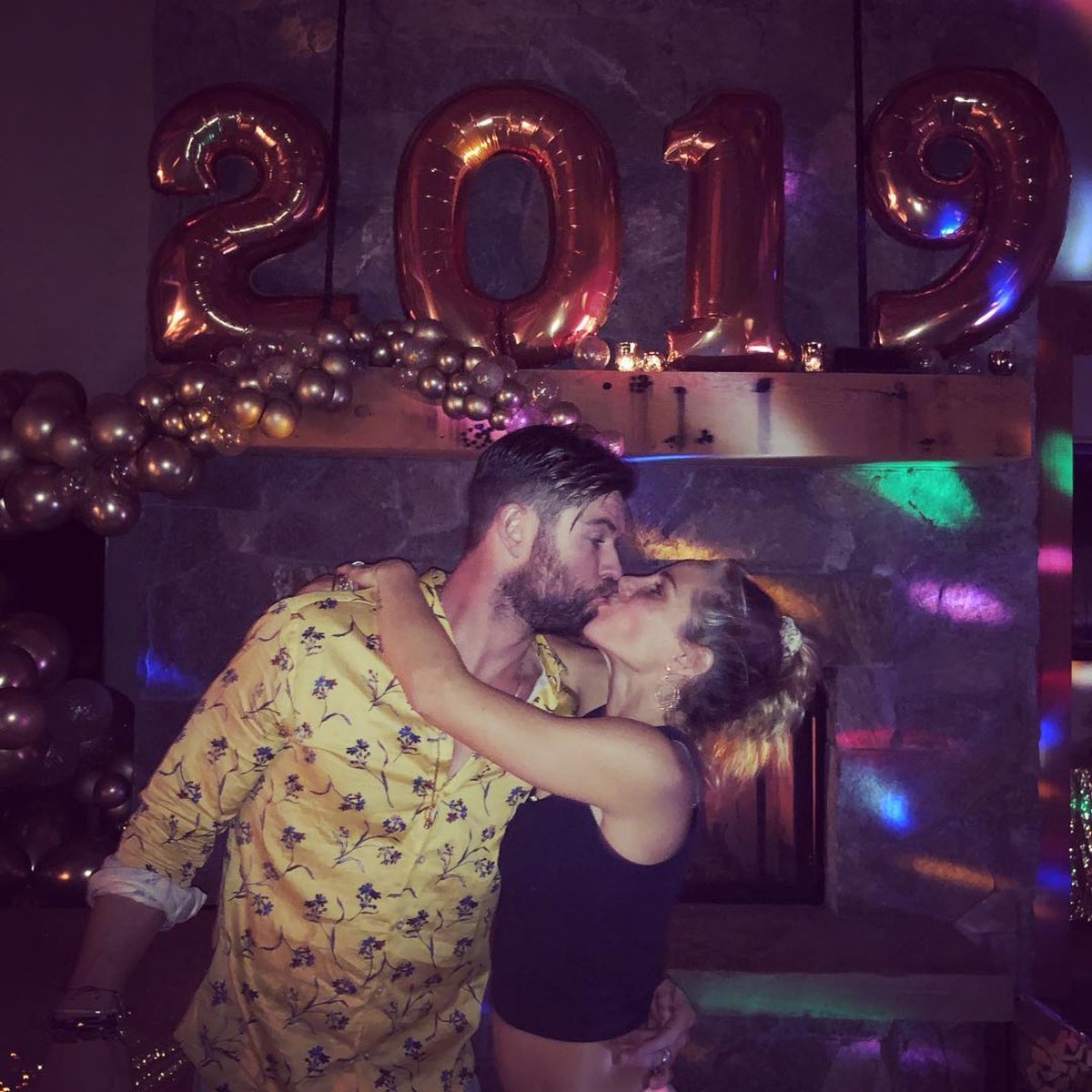 chrishemsworth's tweet image. Happy new year everyone!! Love you all!!🤙😘 @ElsaPataky_