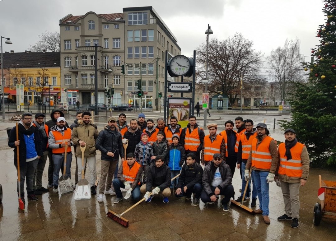 imali002's tweet photo. Die Majlis Berlin hat nach dem Tahajiud Gebet das Neujahrsputz durchgeführt. #Neujahrsputz #MuslimeStarten2019 @AhmadiyyaJugend @KhuddamDE @MKA_Berlin https://t.co/02JsrMDNbS