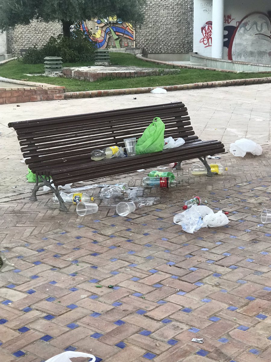 JesusYeyuu's tweet photo. .@AytoJaen 17.49hrs y el parque del bulevar luce de esta guisa. Pero eh! TENEMOS COCHE PARA LA ALCALDÍA @javiermarquezsa @CondondeJaen https://t.co/lQCGtDx7pw