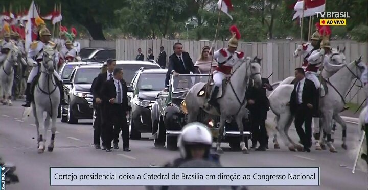 kpoperanew's tweet photo. Cavalo representando todos nós 

Fora Bolsonaro 
#PossePresidencial https://t.co/b4lPKf4I0u