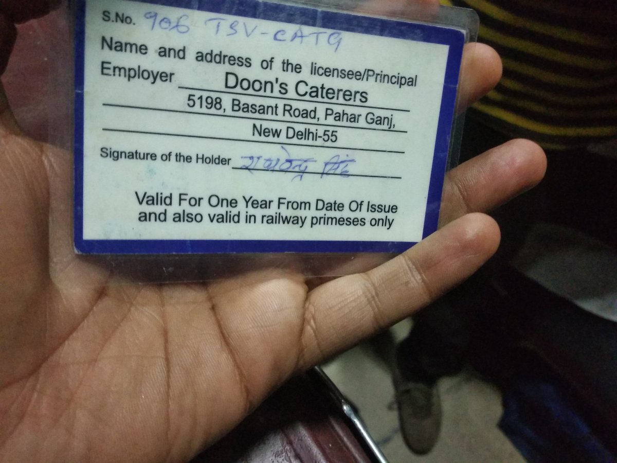 AvinashMatta5's tweet image. ये है Doon Cateres जो रेलवे में खाना service करती है। company k raghvendra singh jinka khna he k khana bilkul bekar h or daily esa khana hi serve krte he. @PiyushGoyal @PMOIndia @RailMinIndia apse request he k is company ke khilaf kuch karya wahi kre or iska license cancel kr