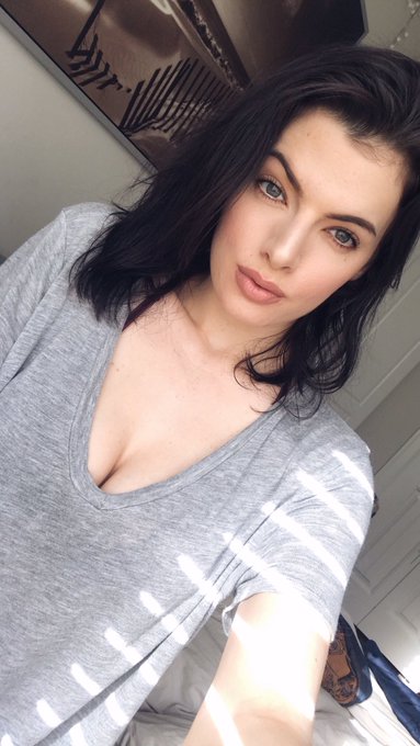 Happy New Years!! 🥳🎄❄️✨ thank you all for your best wishes during the holidays. Wishing you all bright<a href="/tag/birthdaygirl"class="tags"><span>&#35;birthdaygirl</span></a>