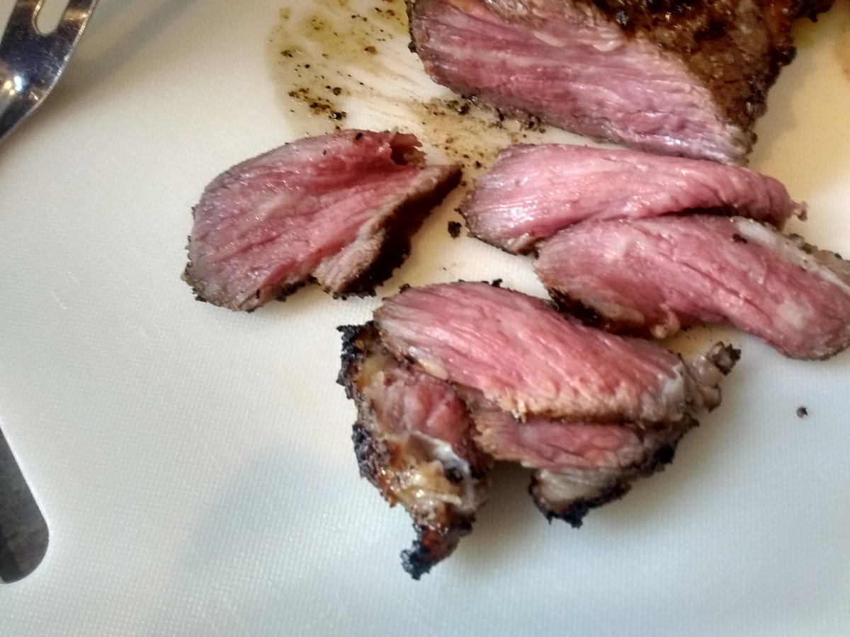 RobMeekel's tweet photo. wish i had me a nice knife from @KnifeNerd but honestly i could have sliced this with a descent butter knife. #BeautifulBeef https://t.co/M4Y9WDjfkP