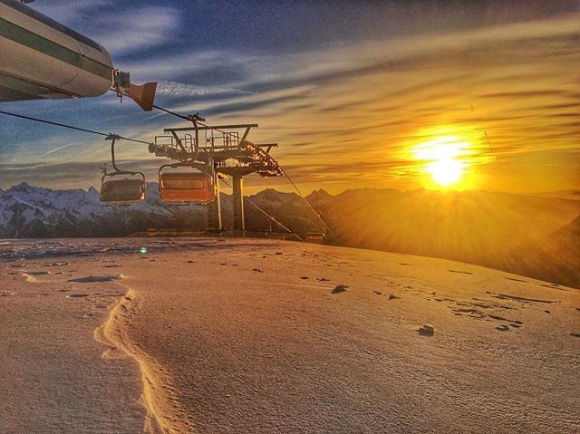 skiarealpelusia's tweet photo. Welcome 2019 🌟❤️🎿 #sunset #ski #chairlift #dolomites #moenalovers #bellamonte #snow #valdifassa #valdifiemme #trentino #tramonto #sunshine #besuper #happyholidays #dolomitisuperski January 01, 2019 at 10:18PM https://t.co/yeahjn4Ln9