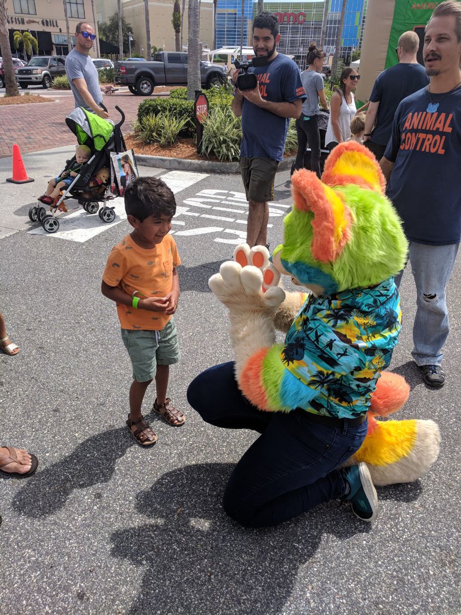 GummiPup's tweet photo. I'm so glad that I got to spend this year with @agentsofmirth spreading smiles! Every event we do creates memories that I cherish. 💚💙💛 Here are a few of this year's moments of Gummi hanging with this great team and fur family! #aom2018 https://t.co/qTD0hyiyYt