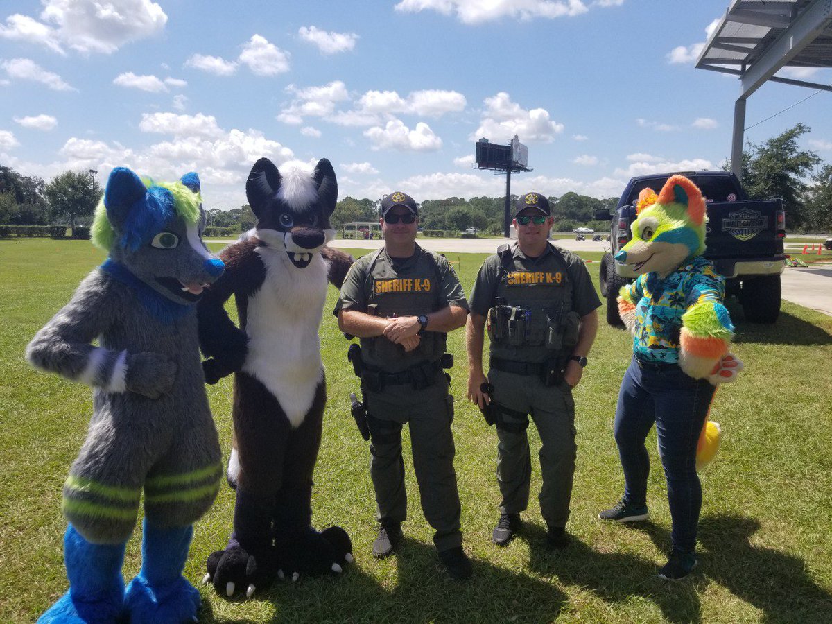 GummiPup's tweet photo. I'm so glad that I got to spend this year with @agentsofmirth spreading smiles! Every event we do creates memories that I cherish. 💚💙💛 Here are a few of this year's moments of Gummi hanging with this great team and fur family! #aom2018 https://t.co/qTD0hyiyYt