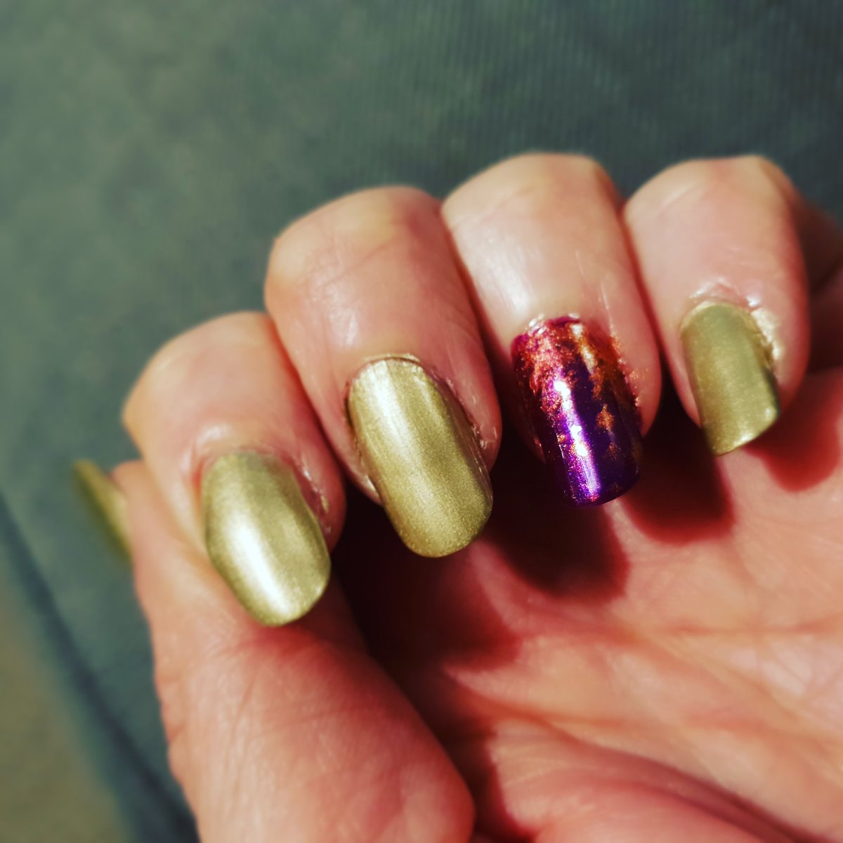 sw_su_g's tweet photo. Don't think I have a new career as a #nailartist in the works. Just had a play with my @Avon_UK Christmas pressies in time for #gold everything for the start of @SlimmingWorld's #goldenyear at #swdarnall tomorrow ;) https://t.co/eHwT7HVN4p