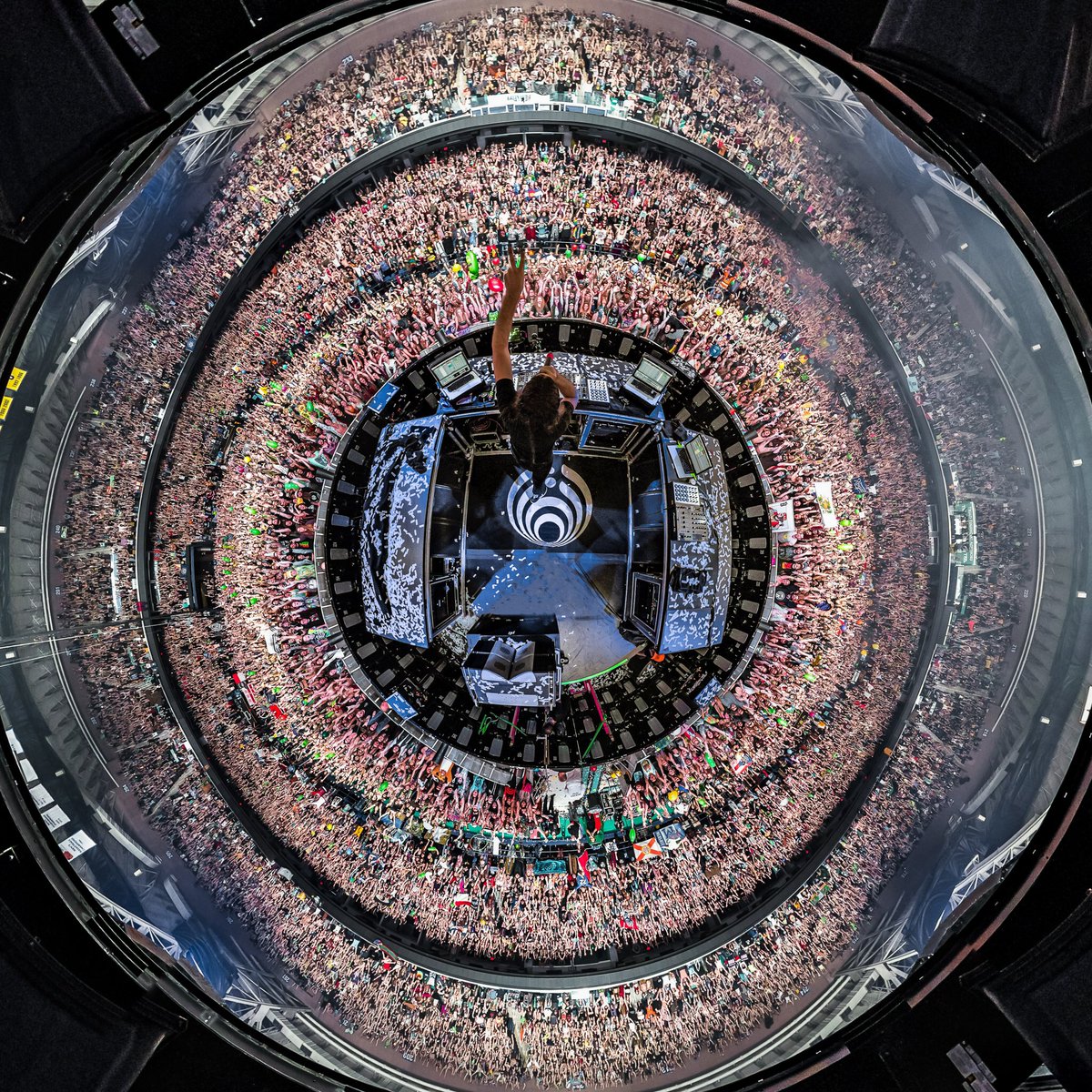 bassnectar's tweet photo. HAPPY NEW YEAR! We brought 2019 in with a big beautiful bang! thanks to each and everyone one of you - our entire team is grateful ❤️🙏🏼🙏🏼🙏🏼 #NYE360 https://t.co/RtRHqrmig6