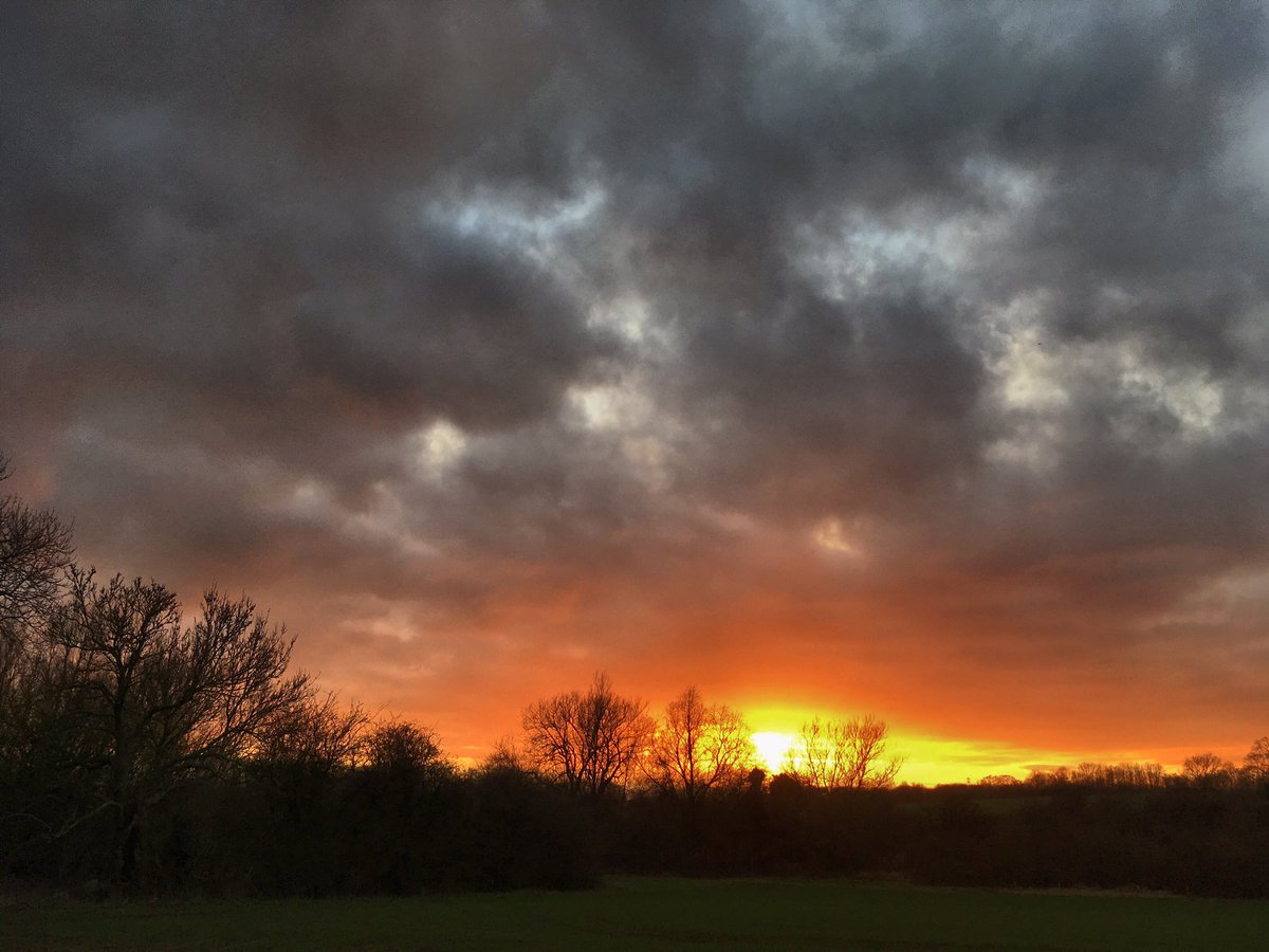 AngelikaHTCG's tweet image. #Sunset #FirstDayofTheYear #Warwickshire @StormHour @BBCMidsWeather