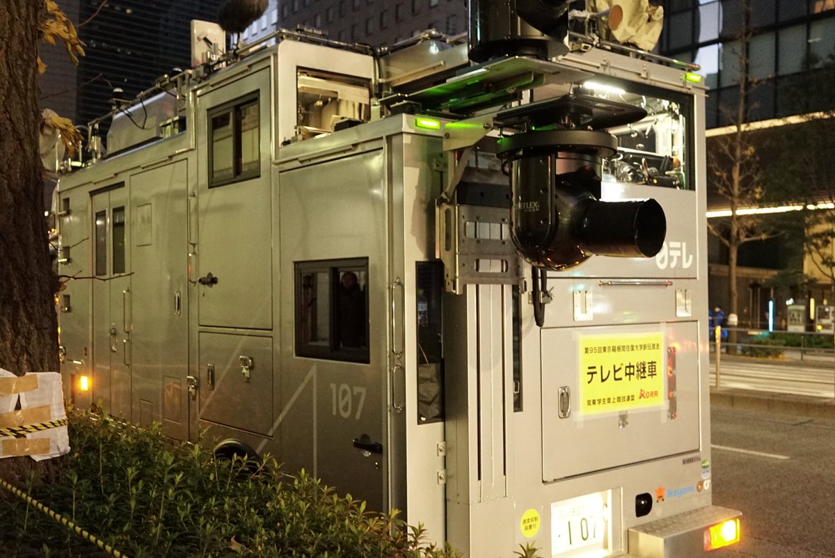 Tk25 箱根駅伝開催に伴う大手町の風景 日本テレビ107号車 さがみエンヂニアリングf 1 その他バイク中継車 ラジオ移動 中継車 共同カメラ車などが待機中 全体としては例年通りの構成のもよう 3枚目は駅構内を利用した大手町エリアの配線例