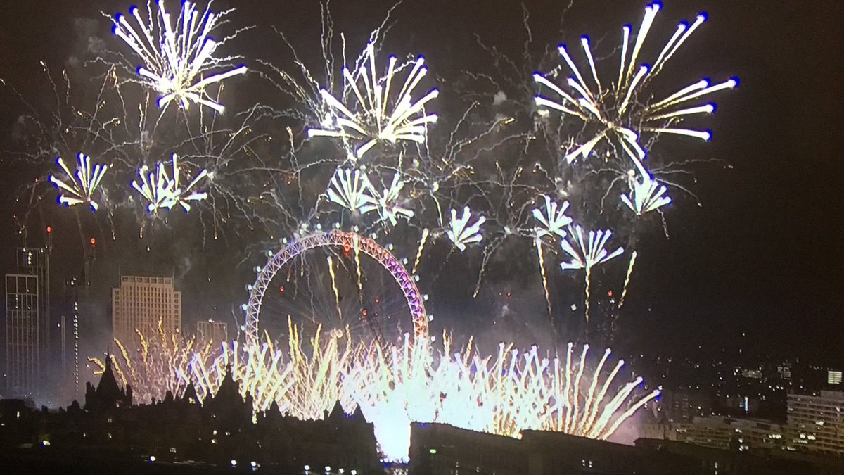 Easter Bunny ロンドンの年明け花火は ロンドンアイから吹き出して 相変わらず爆破みたいでした 景気が悪いイギリス ですが 家の庭から花火を打ち上げる人も多く 19年は花火が夜空に沢山輝く 明るい幕開けとなりました Brexit がうまく行きますよう