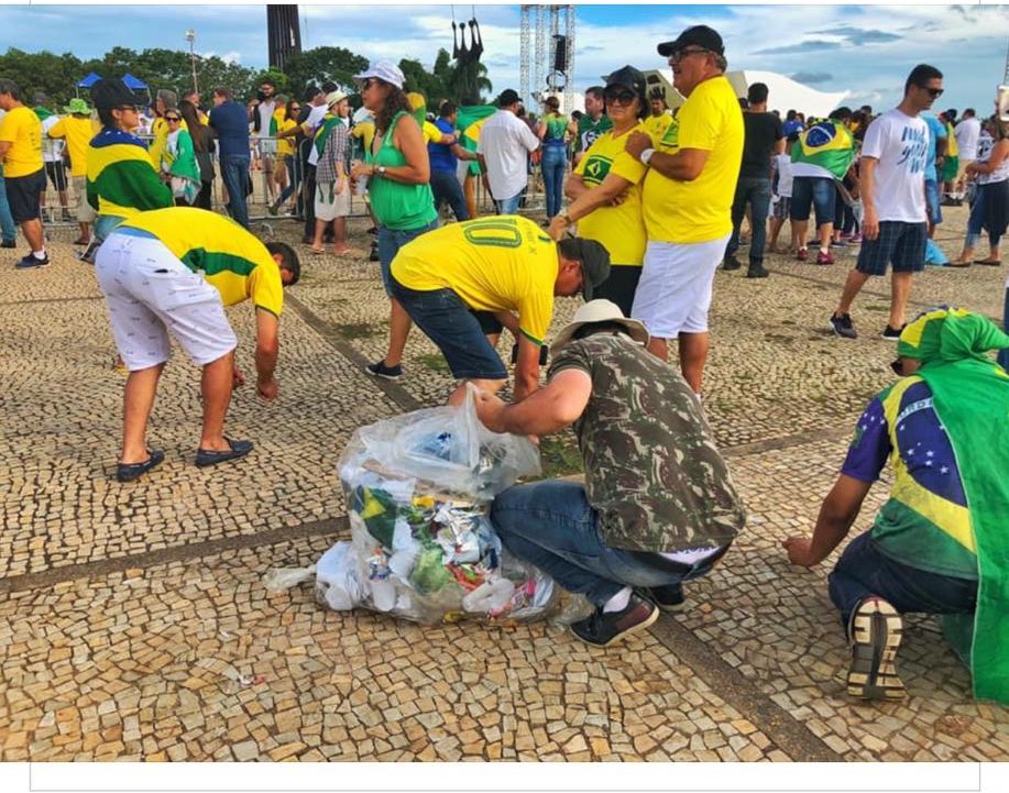 Jouberth19's tweet image. #PossePresidencial
#BolsonaroPresidente 

O Brasil começou a virar país de primeiro mundo!!
As pessoas cataram o próprio lixo no final da posse do Presidente Jair Bolsonaro!!! 👏🏻👏🏻