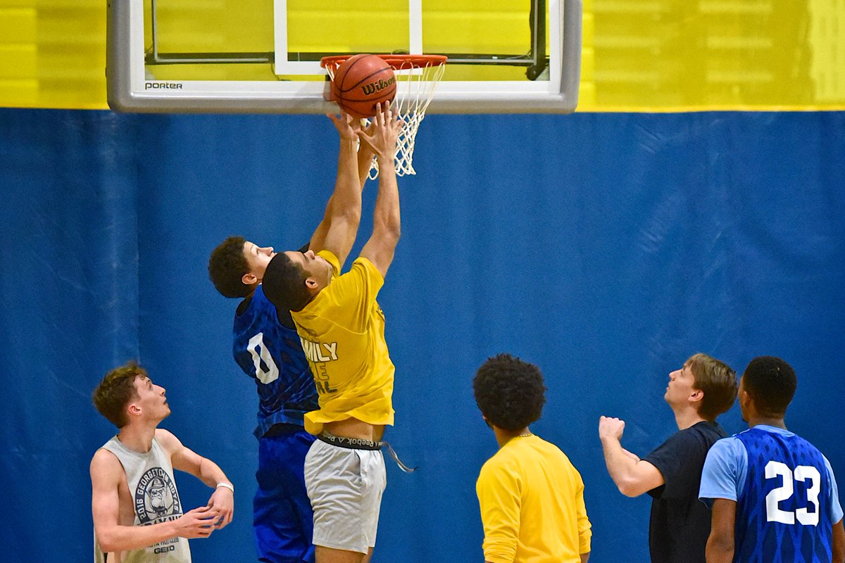Ram_Snaps's tweet photo. Varsity Basketball kept bragging rights over the alumni in the annual holiday match up, but barely; 70-68. #WelcomeBackRams ๐ @RobinsonBBall https://t.co/MboTmkrYSM