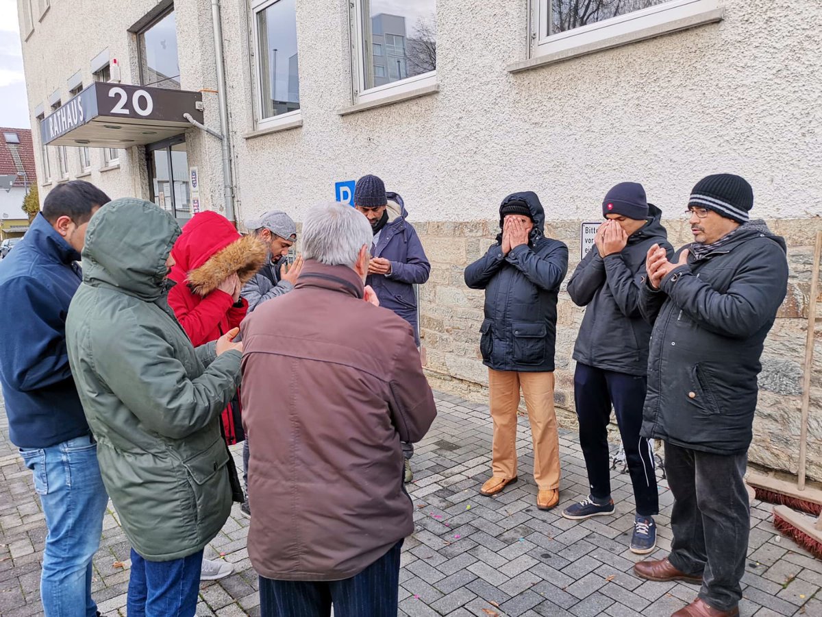 WahrerIslam's tweet photo. #MuslimeStarten2019 mit vielen Gebeten für eine friedliche Zukunft und ein gemeinsames Miteinander und Zusammenleben. So beteiligten sich hunderte Mitglieder der @AhmadiyyaJugend am diesjährigen #Neujahrsputz.  #Bottrop https://t.co/1m9ObUZ0yC