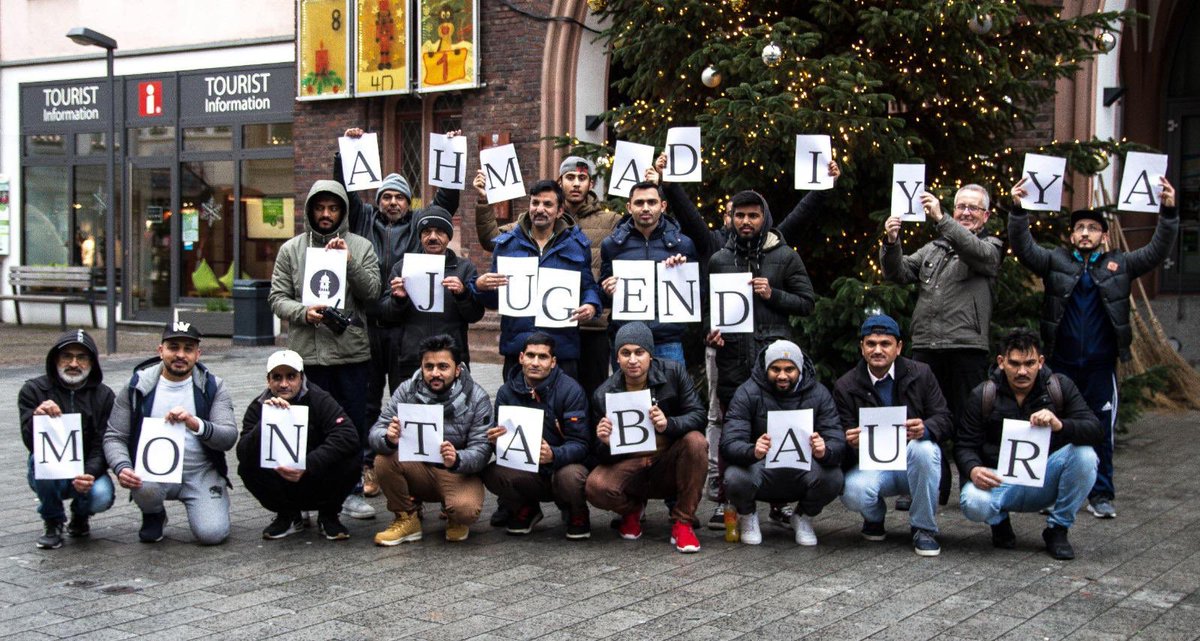 WahrerIslam's tweet photo. #MuslimeStarten2019 mit vielen Gebeten für eine friedliche Zukunft und ein gemeinsames Miteinander und Zusammenleben. So beteiligten sich hunderte Mitglieder der @AhmadiyyaJugend am diesjährigen #Neujahrsputz.  #Bottrop https://t.co/1m9ObUZ0yC
