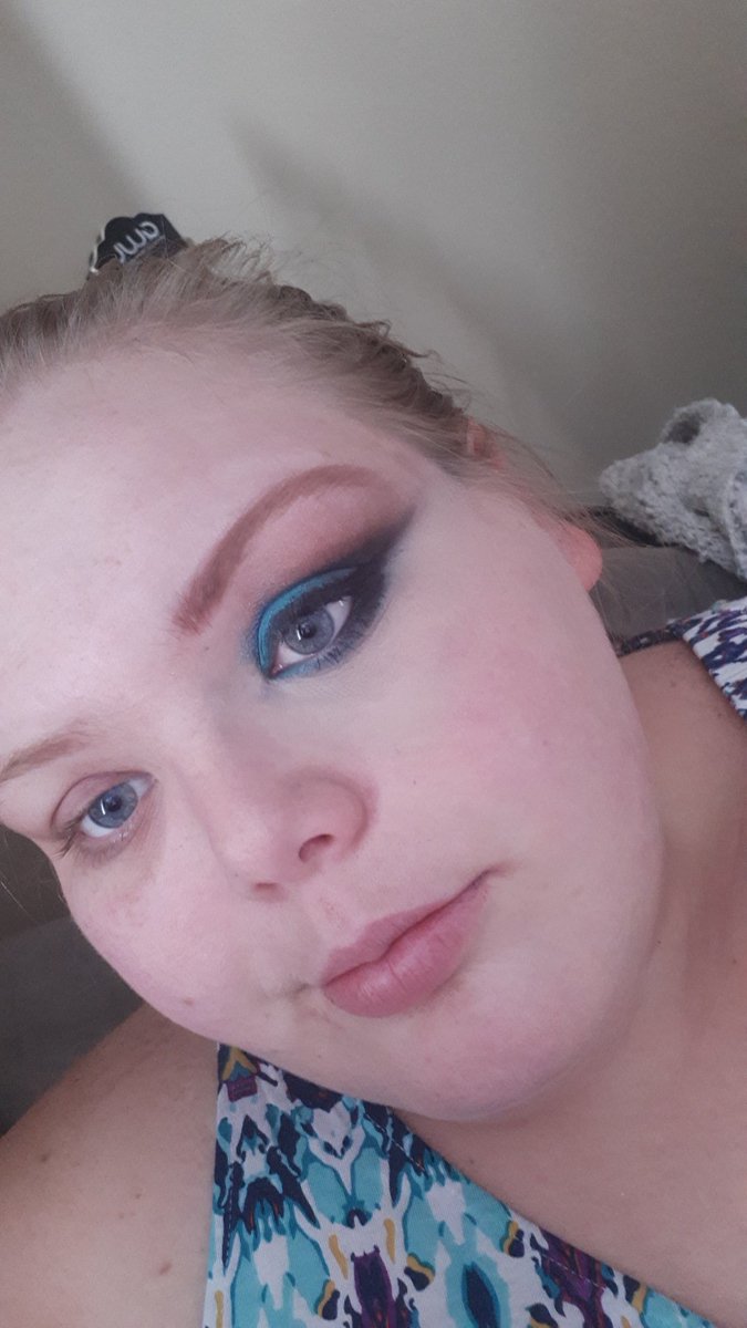 AllysonRichard2's tweet photo. Do normal people do one eye of makeup and nothing else? 
#makeup #bored https://t.co/Bi7dTke7e6