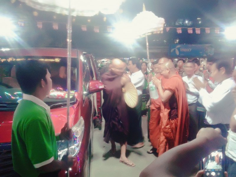 maw001's tweet photo. သဃၤန္းကြ်န္းစံျပ/စီမံကိန္းရပ္ကြက္လုံးဆိုင္ရာ ဓမၼပါလဓမၼာ႐ုံ၏ (၂၉)ႀကိမ္ေျမာက္ ဓမၼပူဇာအထူးတရားပြဲ (1.1.2019)ရက္ တတိယေျမာက္ေန႔တြင္ ျမနန္းဆရာေတာ္ေဟာၾကားေတာ္မူေသာ မသိရင္ခက္မယ္ တရားေတာ္ ကို ေဟာၾကားေတာ္မူစဥ္ . . .။

ဥကၠလာပမင္းႀကီး https://t.co/wy92KZgopI